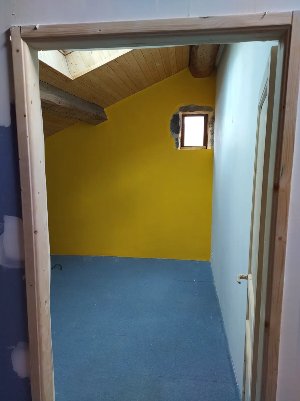 Chambre sous combles peinte en jaune
