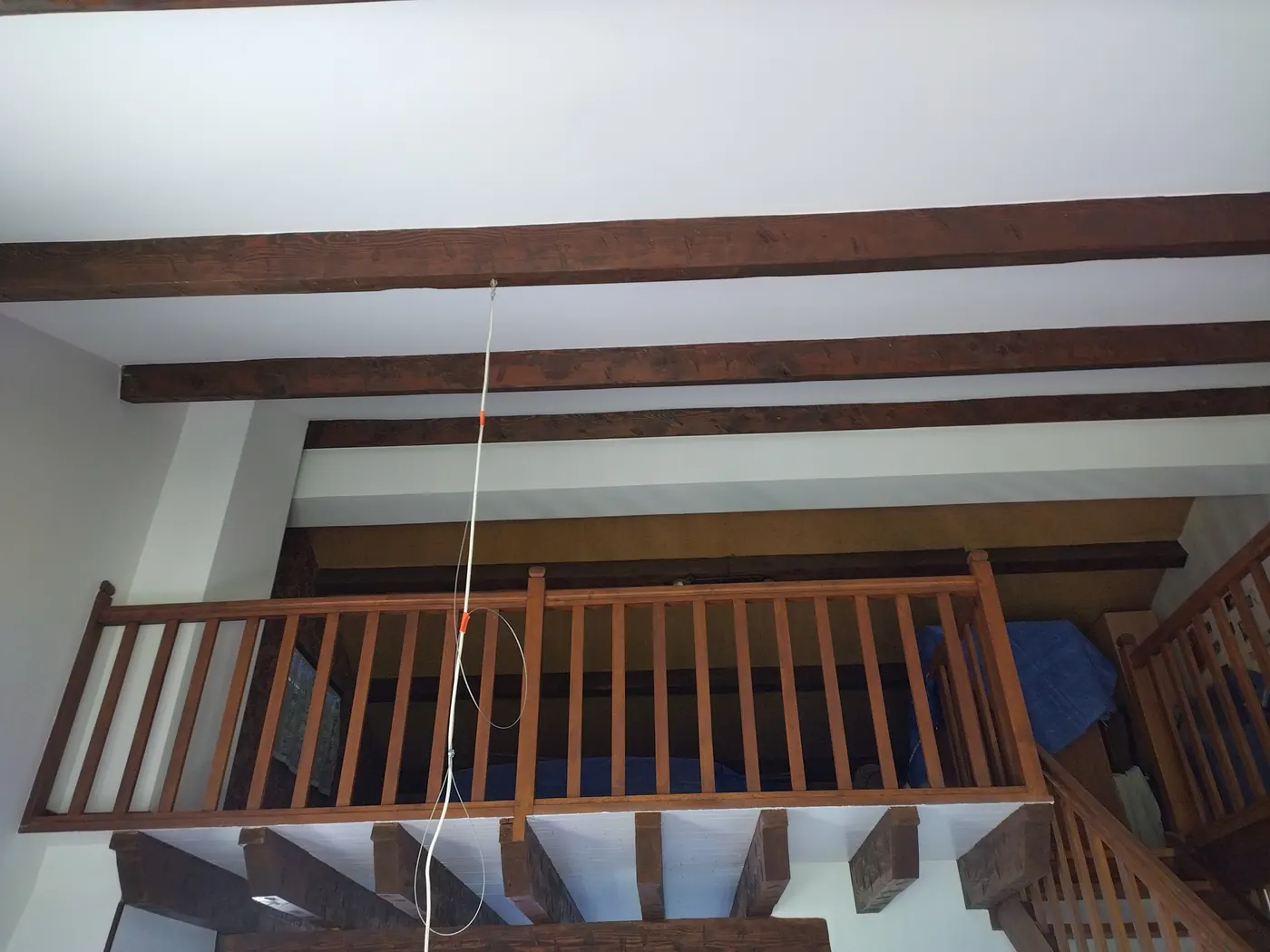 Plafond blanc entre des poutres apparentes