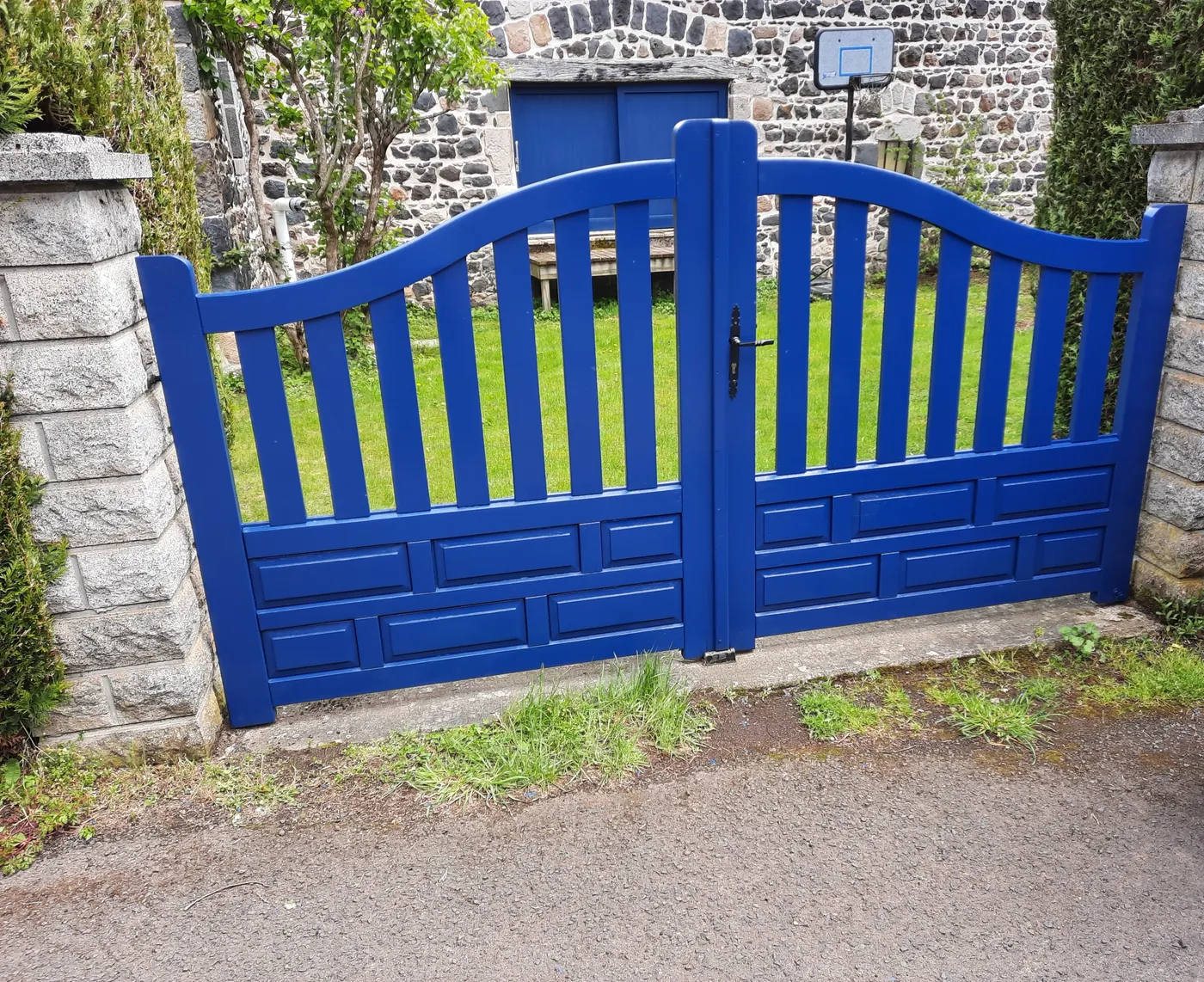 Portail en bois repeint en bleu