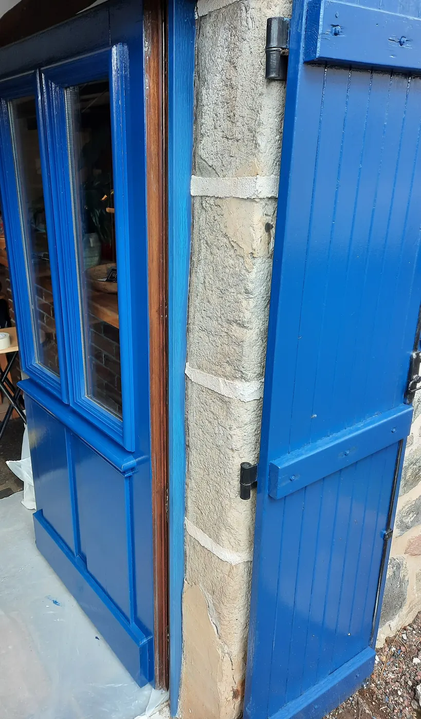 Porte et volet repeints en bleu